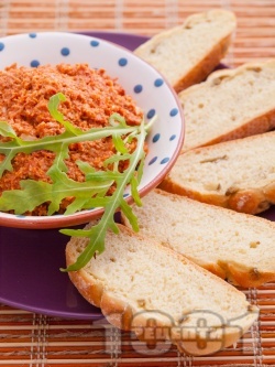 Домашно песто с мариновани сушени домати, кашу и чесън - снимка на рецептата